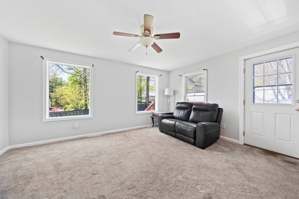 44 Pine Tree Ln