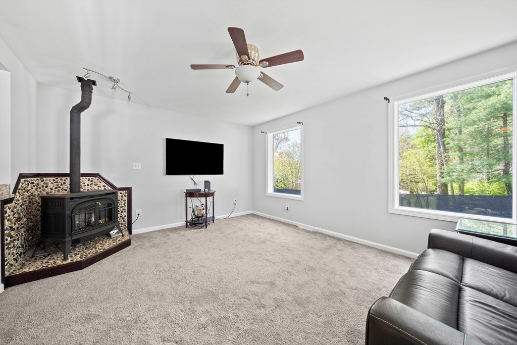 44 Pine Tree Ln