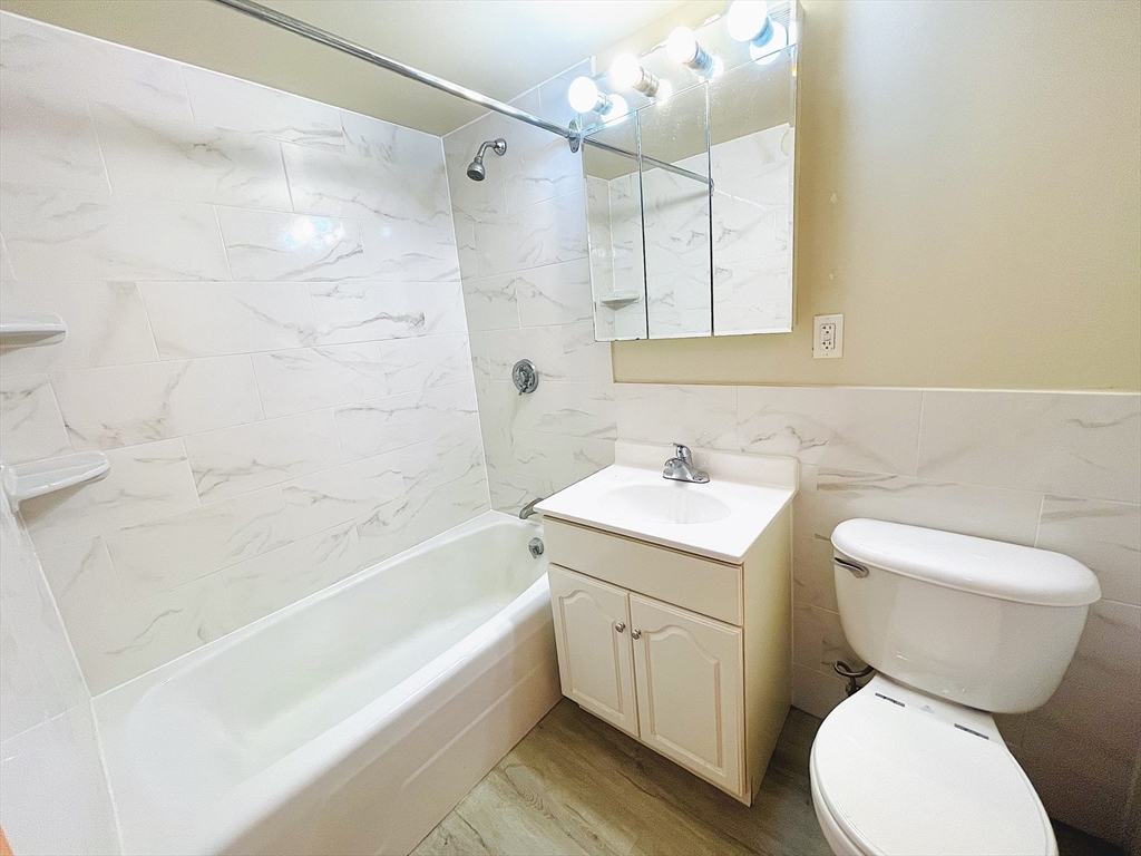 1025 Hancock St # 5L