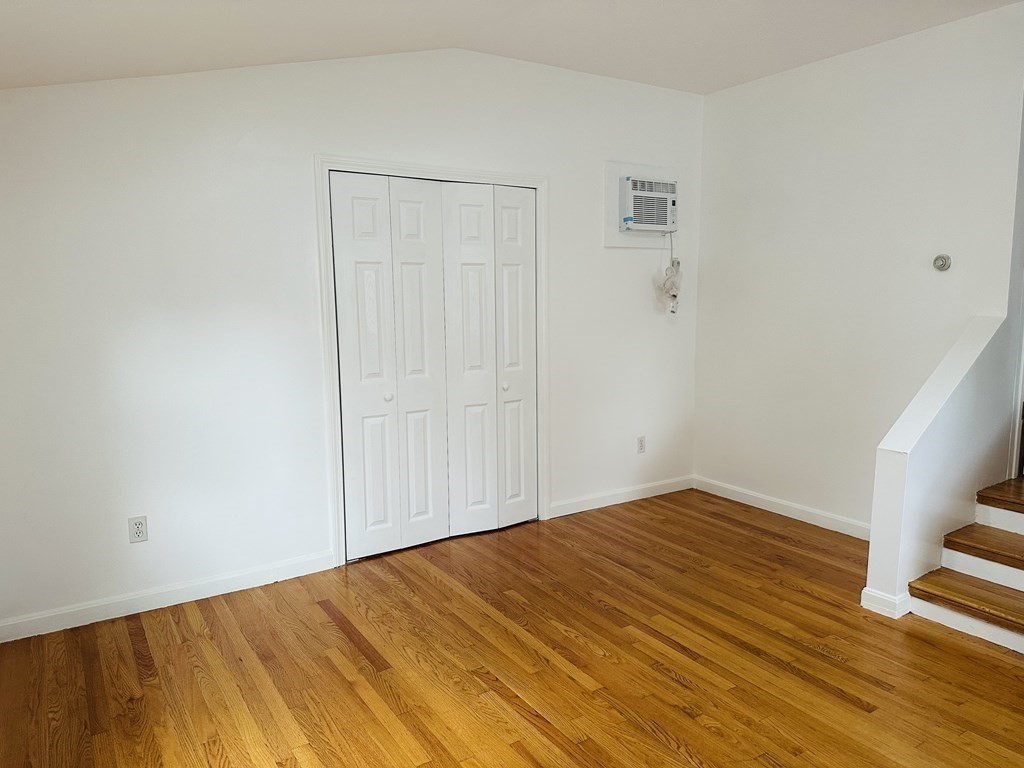 11 Botolph St Unit: 1FL