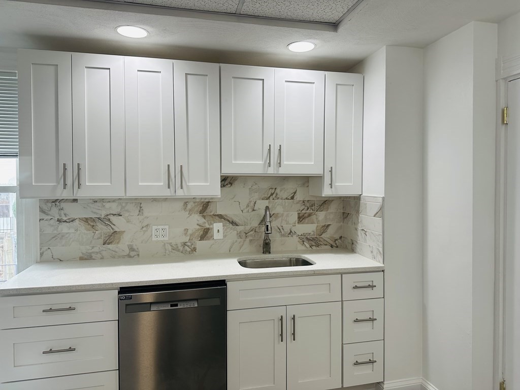 11 Botolph St Unit: 1FL