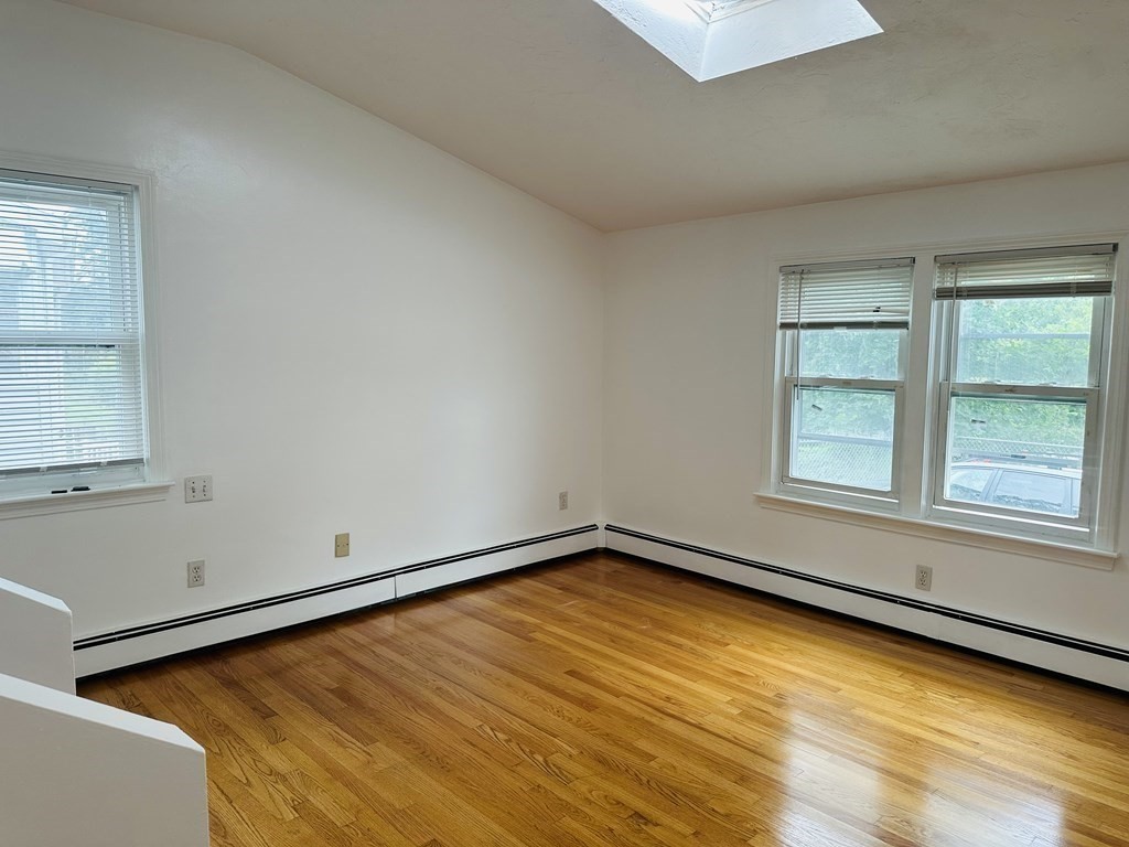 11 Botolph St Unit: 1FL