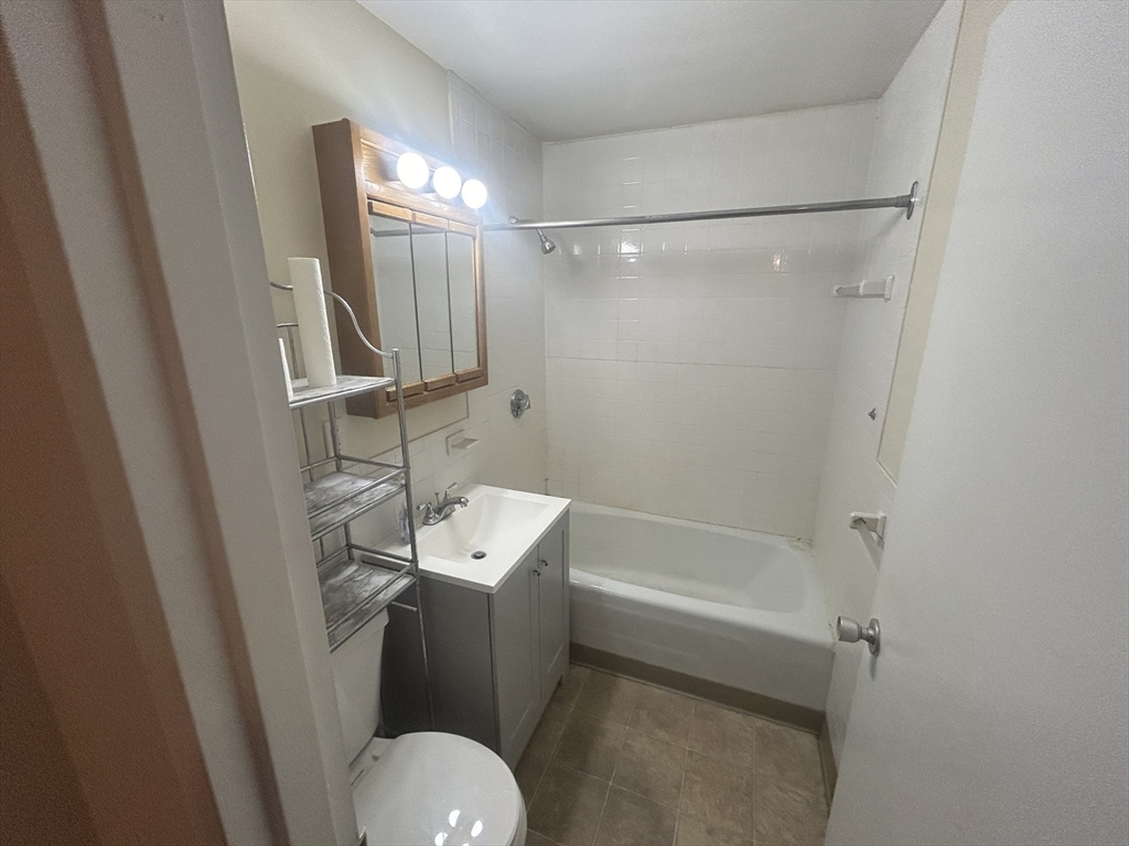 1025 Hancock St # 14M