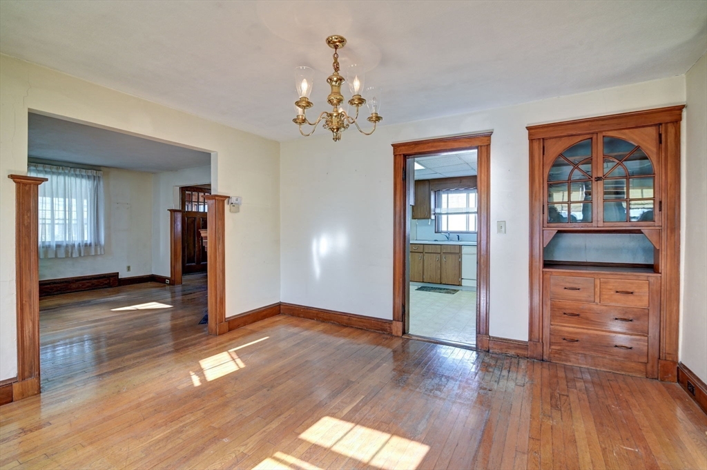 88 Robertson St