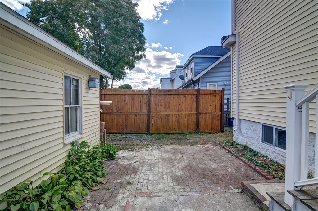 88 Robertson St