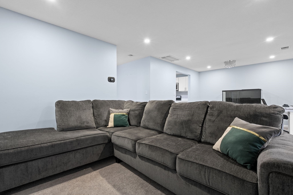 260 N Warren Ave # B8