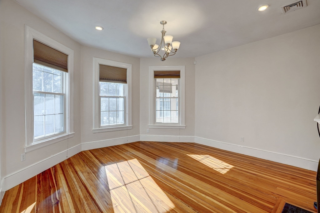 31 Rockland St Unit: 2nd floor