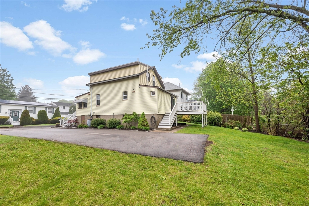 30 Lakeside Ave