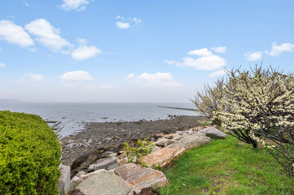 30 Lakeside Ave