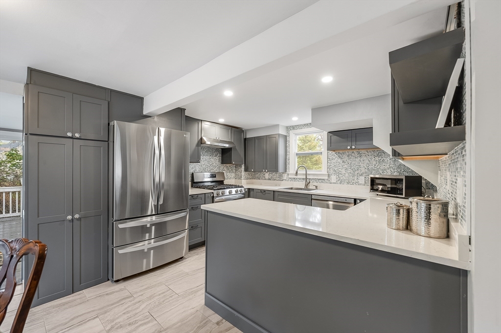 30 Lakeside Ave