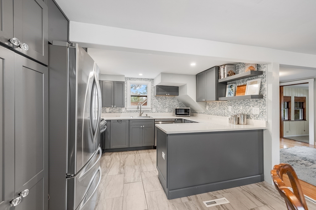30 Lakeside Ave