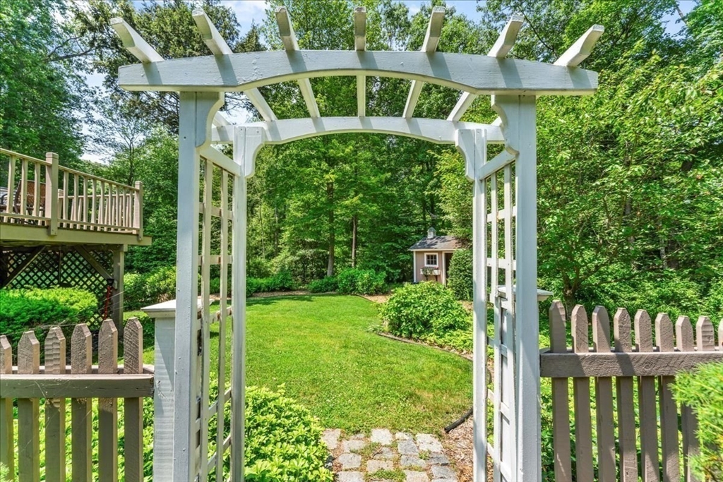 6 Mattakeesett Lane