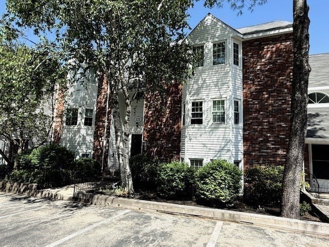 121 Tall Oaks Dr # F