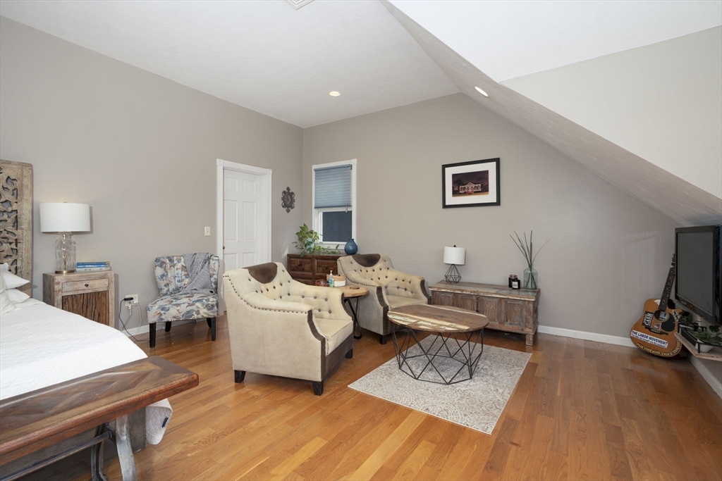 230 Lisle St