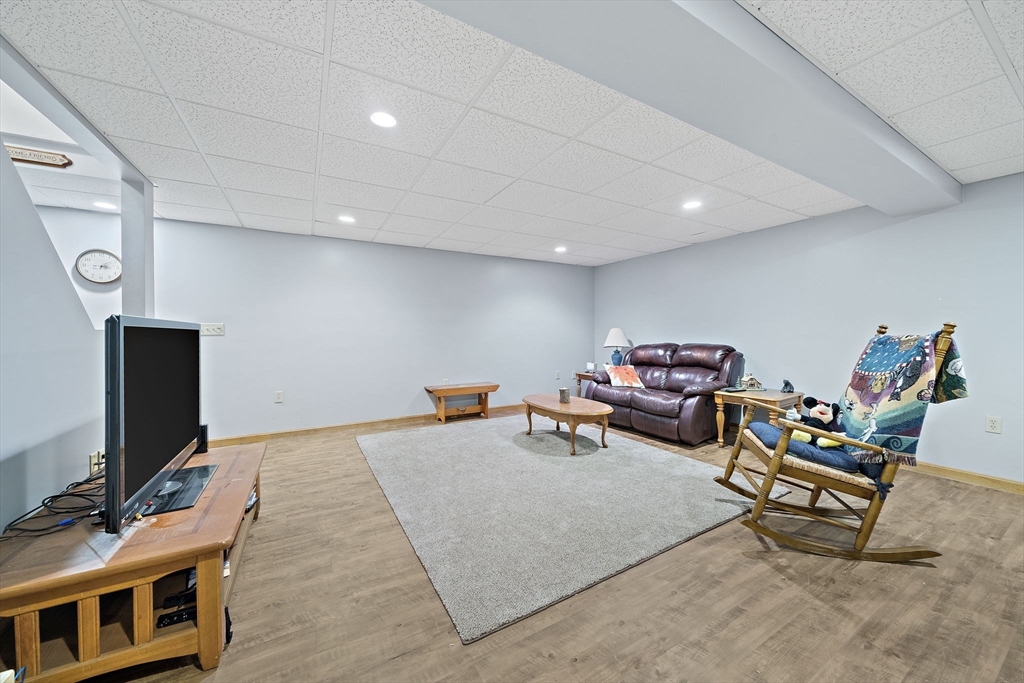 33 Tavern Way