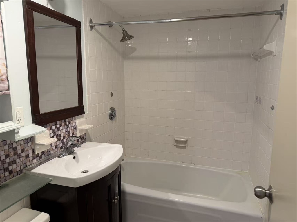 1025 Hancock St # 6J