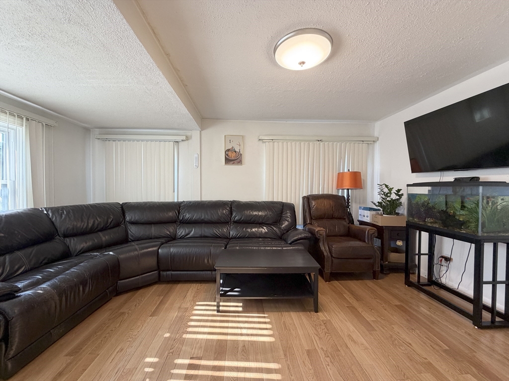 10 W Elm Ave