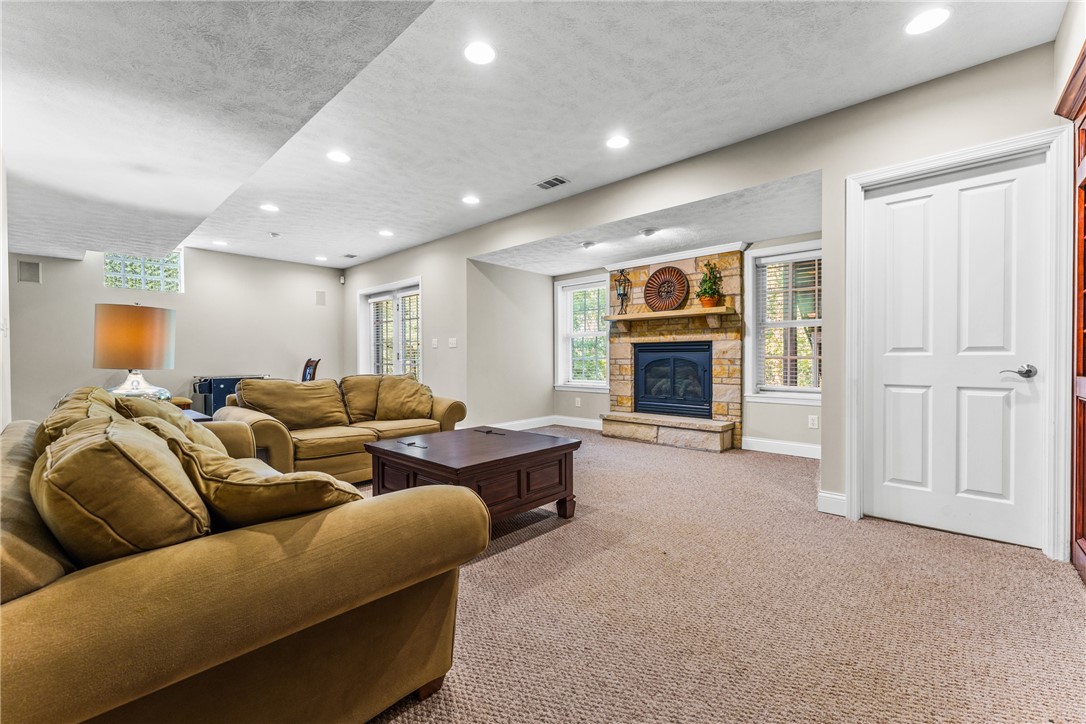 714 Lake Louise Ct
