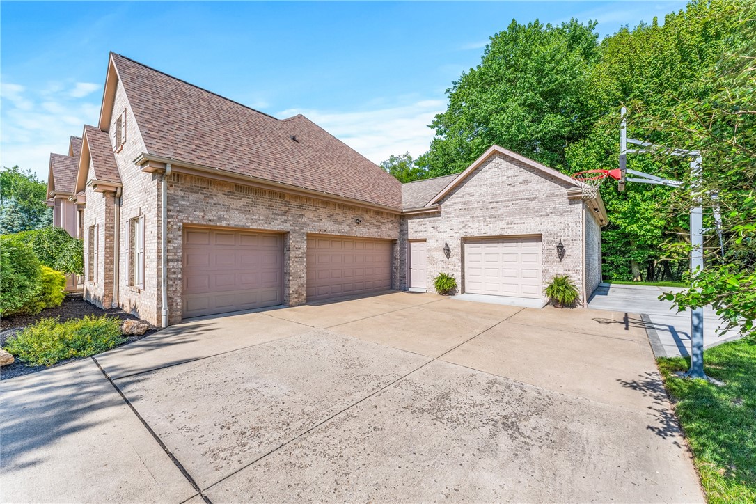 714 Lake Louise Ct