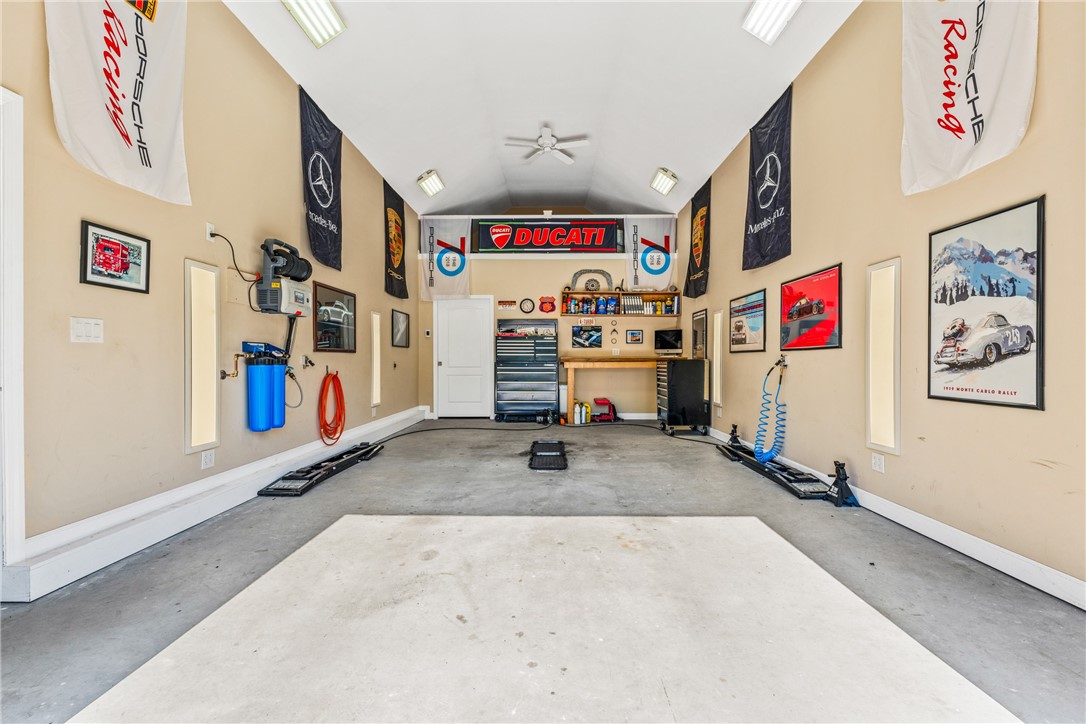 714 Lake Louise Ct