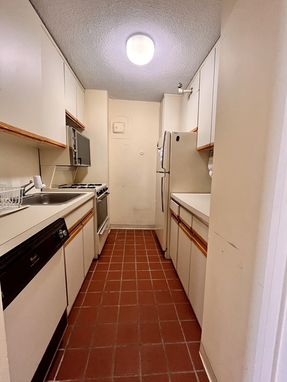 151 Tremont St # 23L