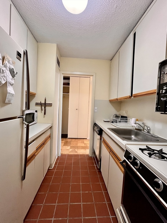 151 Tremont St # 23L