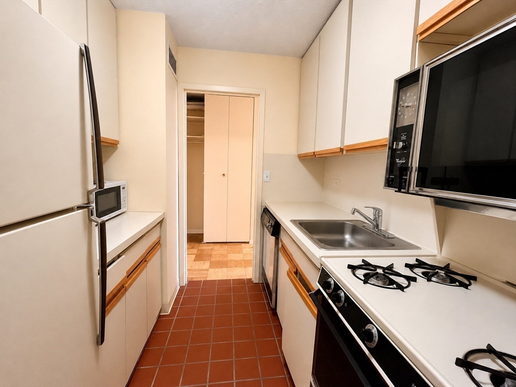 151 Tremont St # 23L