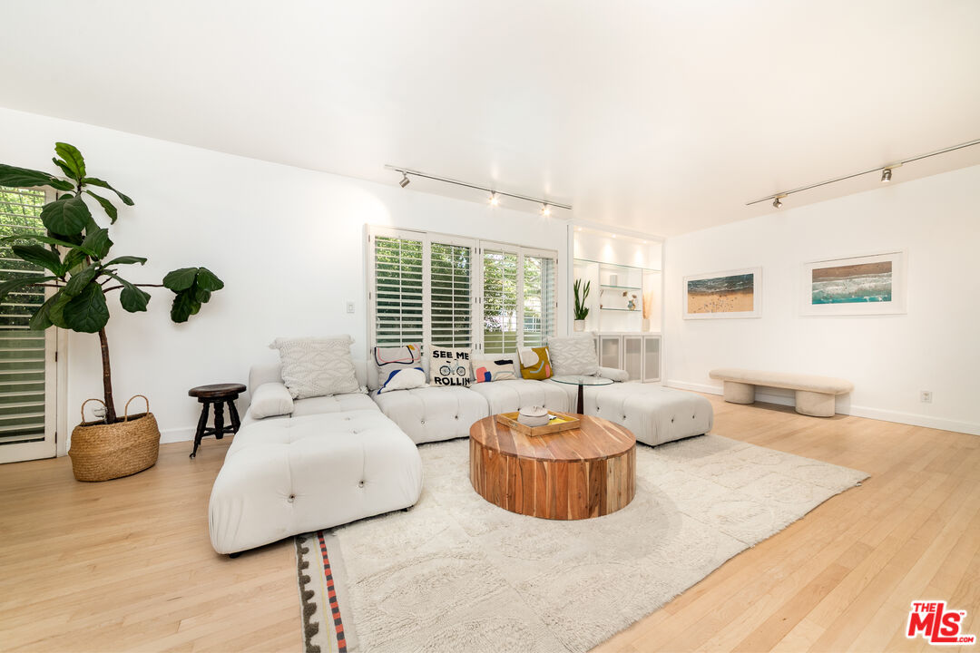 933 17th St Unit: 14