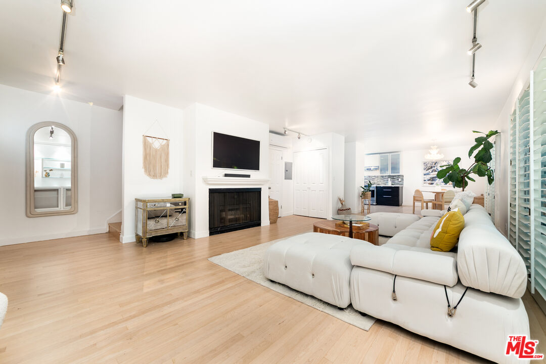 933 17th St Unit: 14