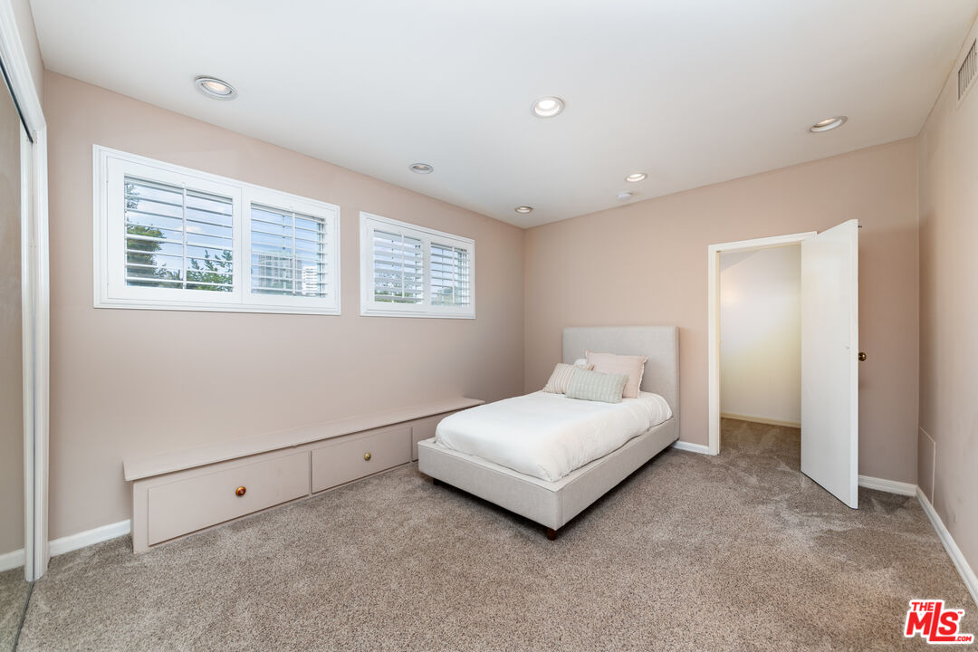 1358 Holmby Ave