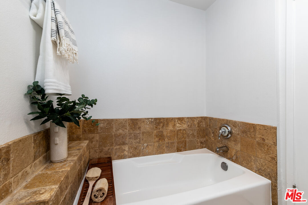 17914 Magnolia Blvd Unit: 204