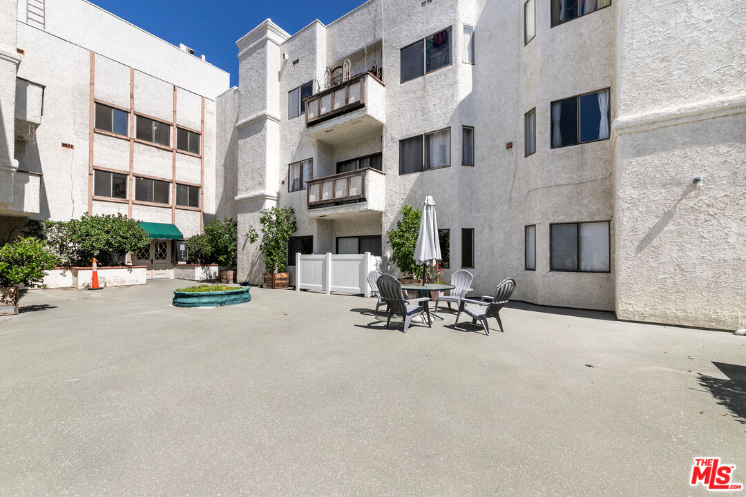 17914 Magnolia Blvd Unit: 204