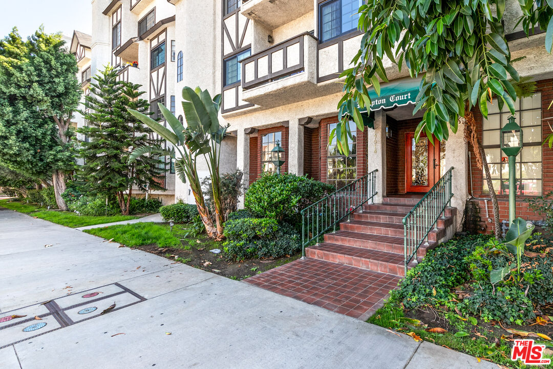 17914 Magnolia Blvd Unit: 204