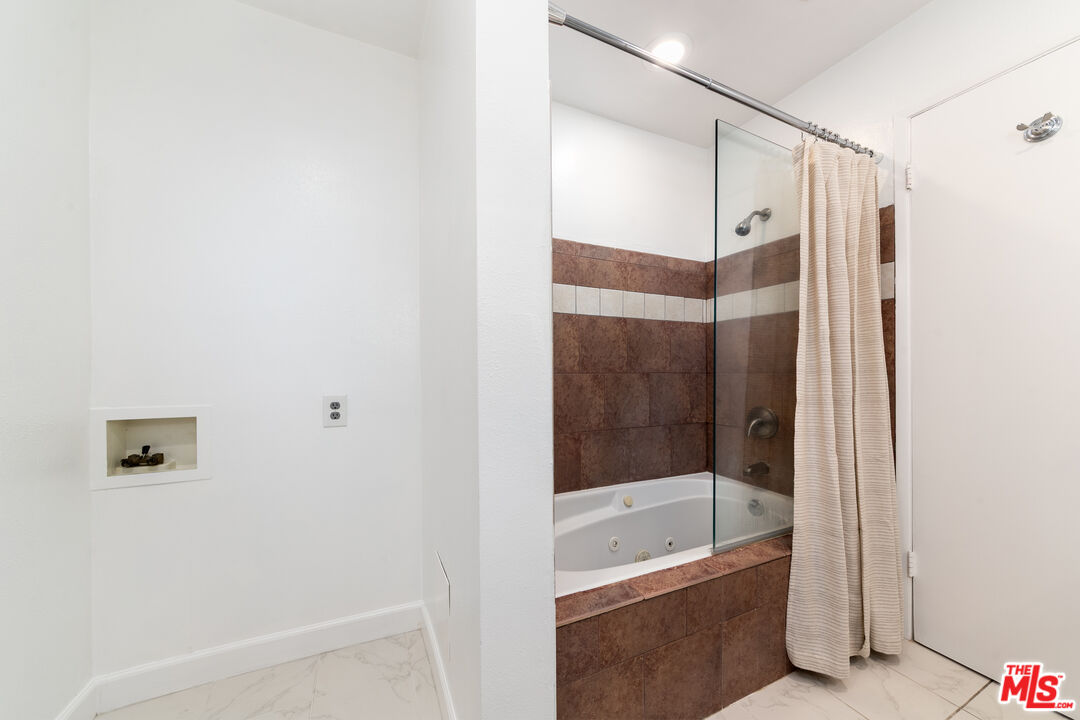 1230 Horn Ave Unit: 516