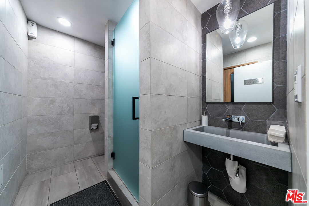 1230 Horn Ave Unit: 516