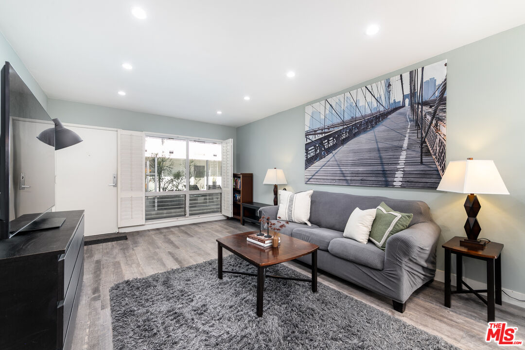 1145 Larrabee St Unit: 6