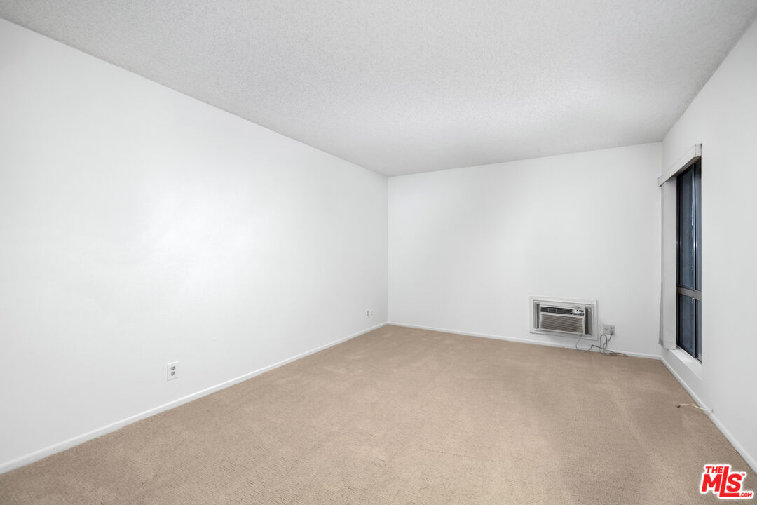 355 S Los Robles Ave Unit: 210