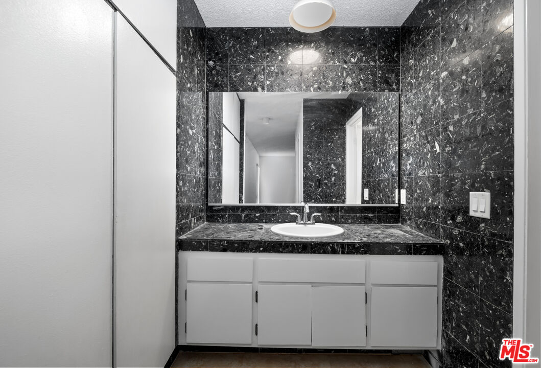 355 S Los Robles Ave Unit: 210