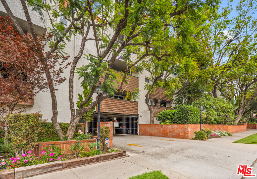 355 S Los Robles Ave Unit: 210