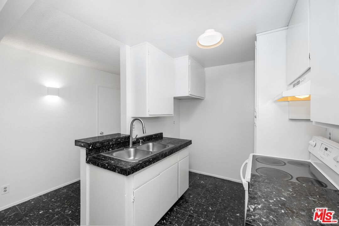 355 S Los Robles Ave Unit: 210