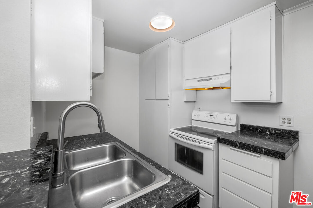 355 S Los Robles Ave Unit: 210