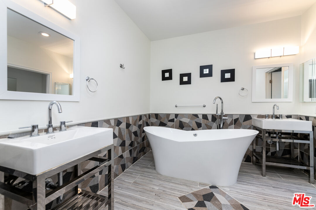 117 N Gale Dr Unit: 306