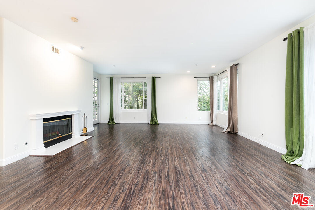 117 N Gale Dr Unit: 306