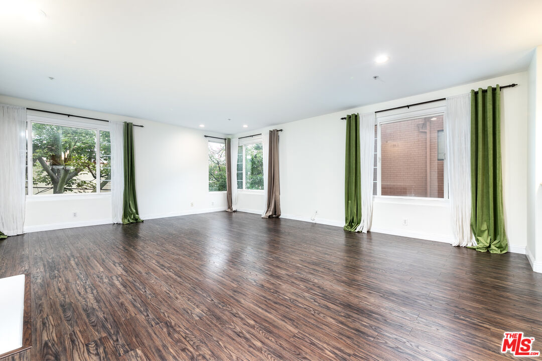 117 N Gale Dr Unit: 306