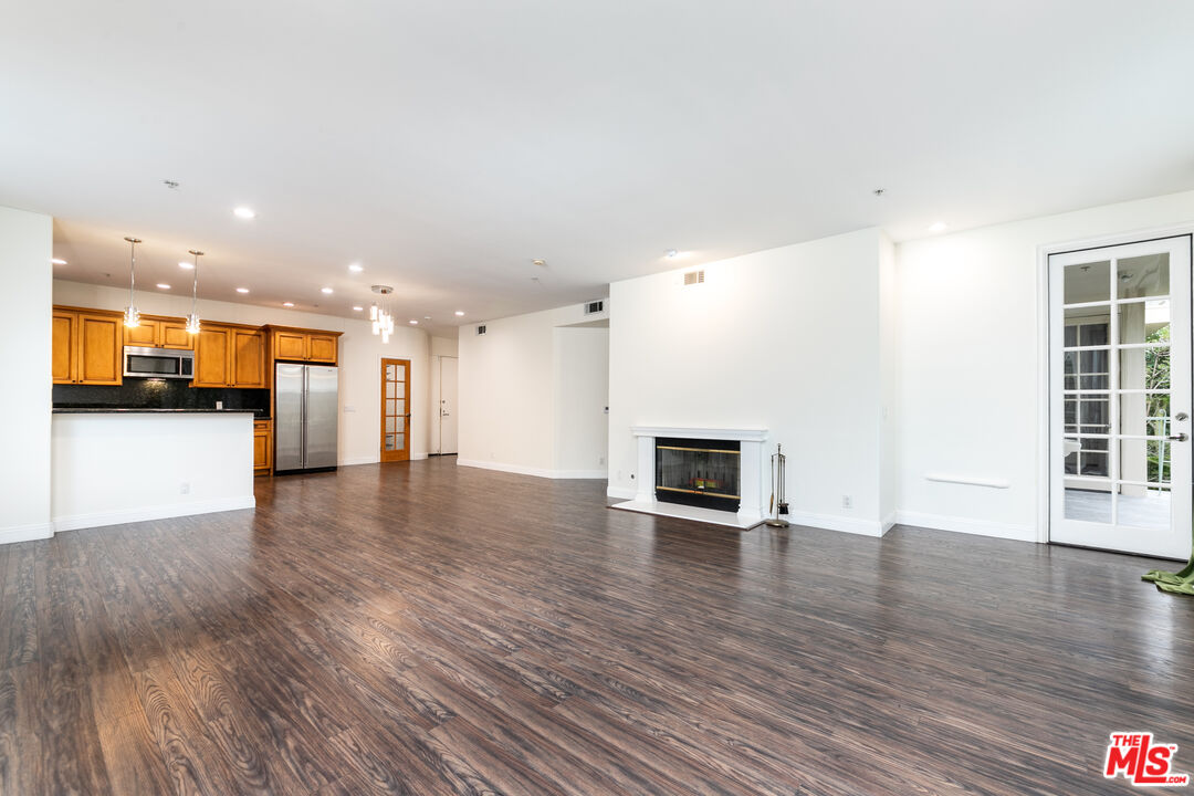 117 N Gale Dr Unit: 306