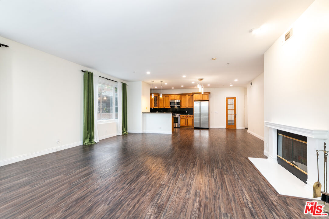 117 N Gale Dr Unit: 306