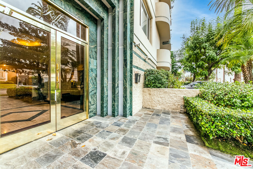 117 N Gale Dr Unit: 306