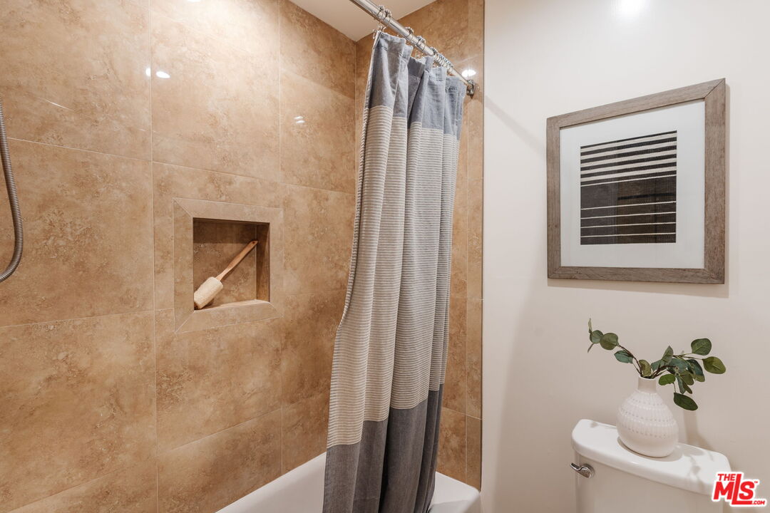 355 S Los Robles Ave Unit: 210