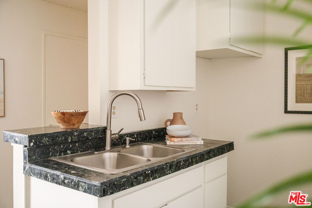 355 S Los Robles Ave Unit: 210