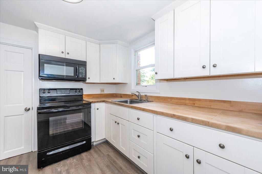 10 E E STREET